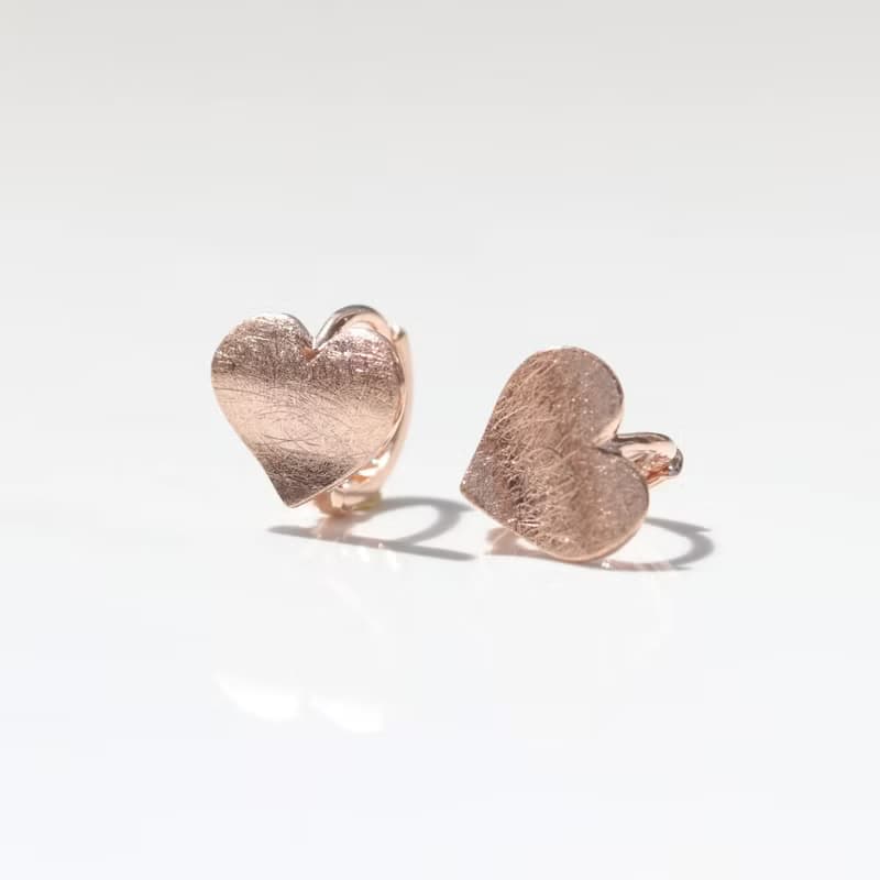 14K 復古拉絲紋愛心耳扣耳環 (內徑 6.5 mm)洗澡免摘  碰水不褪色