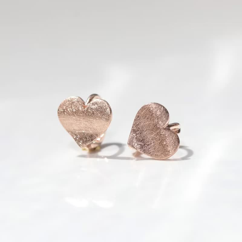 14K 復古拉絲紋愛心耳扣耳環 (內徑 6.5 mm)洗澡免摘  碰水不褪色