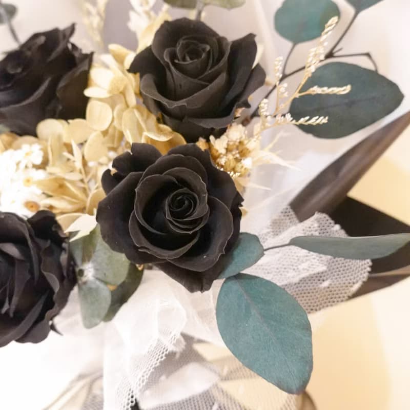 4朵永生黑玫瑰花束