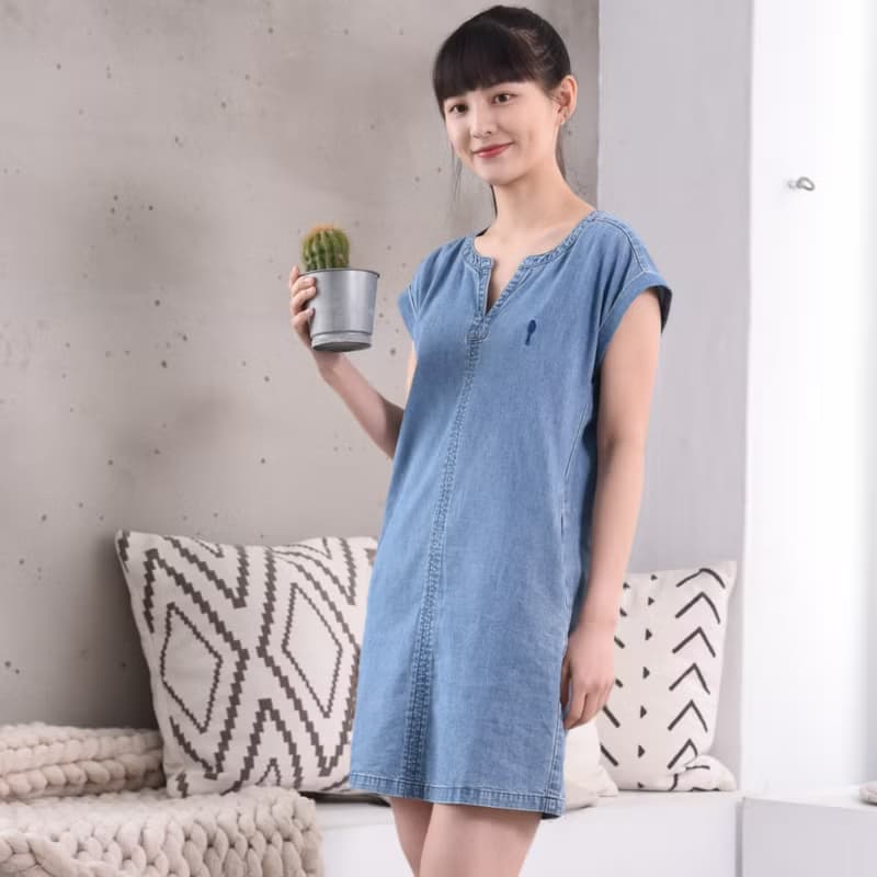 國民藍牛仔短洋∣小落肩V領洋裝。外挺內軟透氣好穿。2色俐落可愛