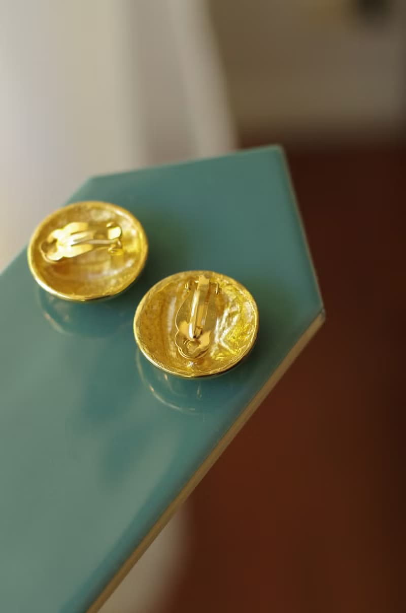 -古董摩登復古金色字母AK圓球夾式耳環 C21