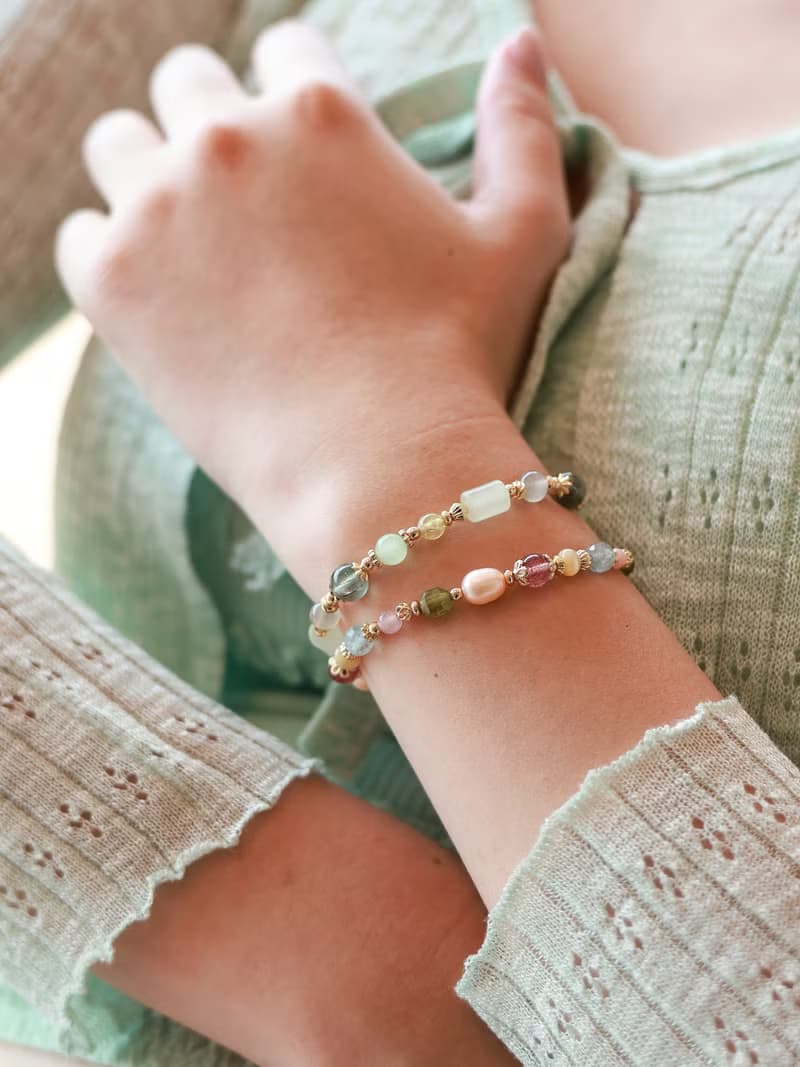 緞帶。橘粉淡水珍珠 海水藍寶 草莓晶 14K包金 水晶礦石手鍊