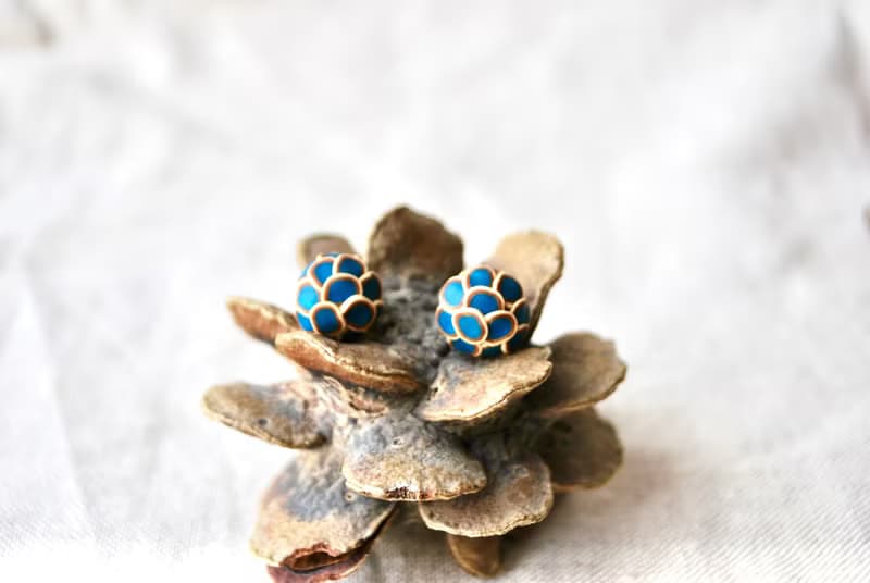 小さなぶつぶつ丸ピアス・イヤリング bluegreen gold kinari