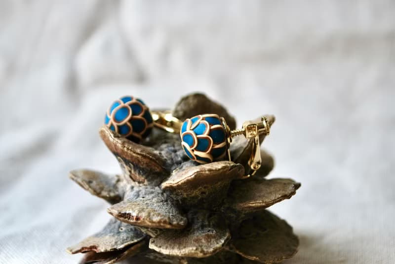 小さなぶつぶつ丸ピアス・イヤリング bluegreen gold kinari