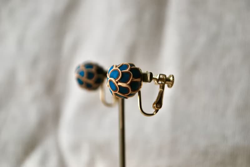 小さなぶつぶつ丸ピアス・イヤリング bluegreen gold kinari