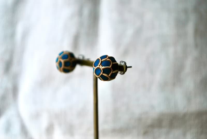 小さなぶつぶつ丸ピアス・イヤリング bluegreen gold kinari