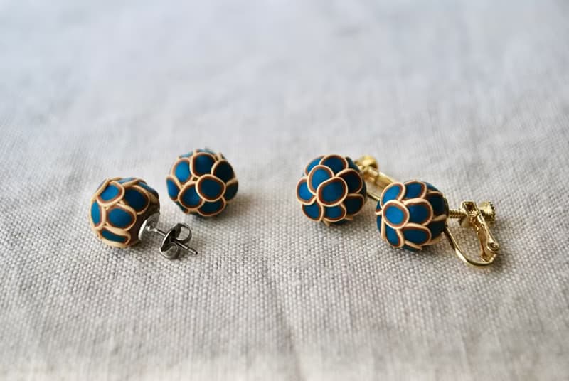 小さなぶつぶつ丸ピアス・イヤリング bluegreen gold kinari