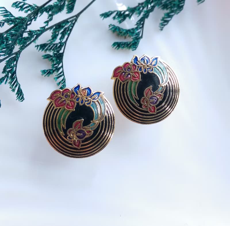 【西洋古董飾品 】景泰藍 黑底優美 花卉 夾式耳環
