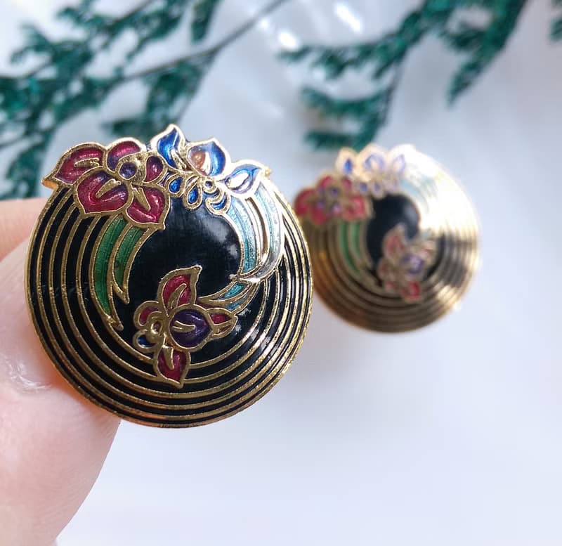 【西洋古董飾品 】景泰藍 黑底優美 花卉 夾式耳環
