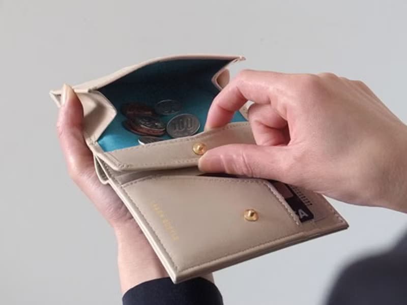 日本製革　小銭が取り出しやすい二つ折り財布 - Short Wallet - BEIGE - CAREN QUOYLE -