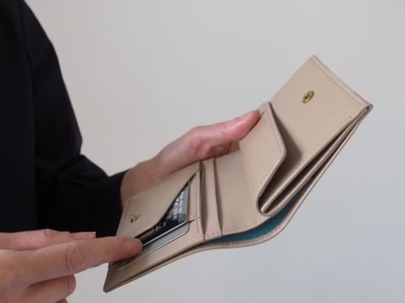 日本製革　小銭が取り出しやすい二つ折り財布 - Short Wallet - BEIGE - CAREN QUOYLE -