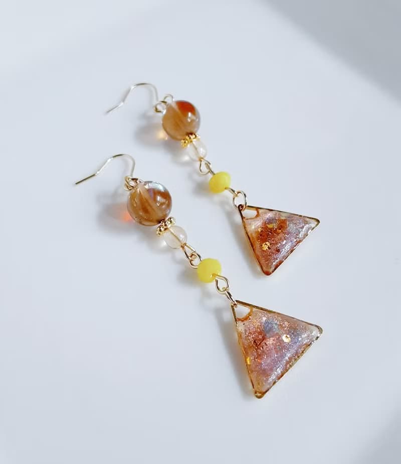 ルナフラッシュと三角レジンパーツのゆらゆら秋色ピアス トパーズ お洒落 軽い ギフト 秋 樹脂 生日禮物 アレルギー対応ピアスまたはイヤリングに変更可能