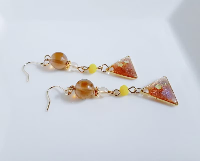 ルナフラッシュと三角レジンパーツのゆらゆら秋色ピアス トパーズ お洒落 軽い ギフト 秋 樹脂 生日禮物 アレルギー対応ピアスまたはイヤリングに変更可能