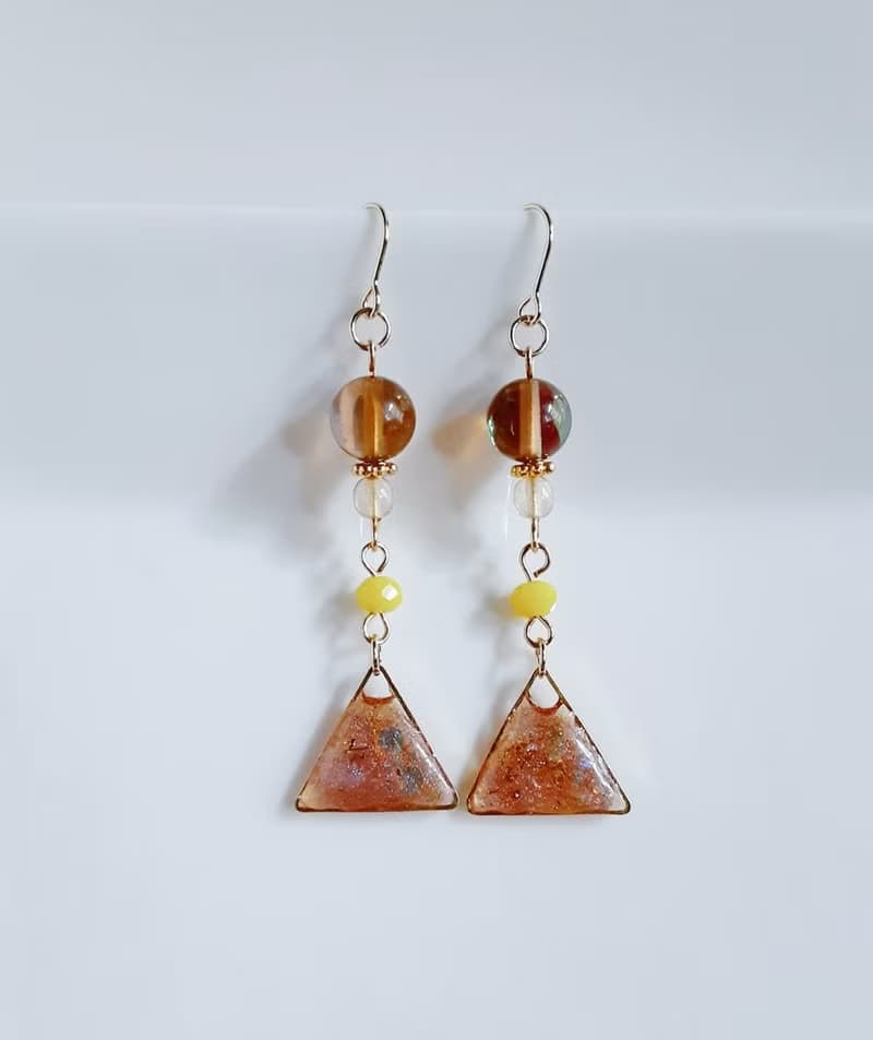ルナフラッシュと三角レジンパーツのゆらゆら秋色ピアス トパーズ お洒落 軽い ギフト 秋 樹脂 生日禮物 アレルギー対応ピアスまたはイヤリングに変更可能