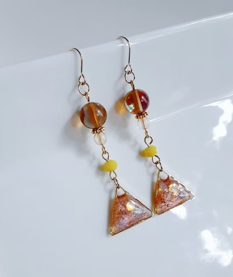 ルナフラッシュと三角レジンパーツのゆらゆら秋色ピアス トパーズ お洒落 軽い ギフト 秋 樹脂 生日禮物 アレルギー対応ピアスまたはイヤリングに変更可能