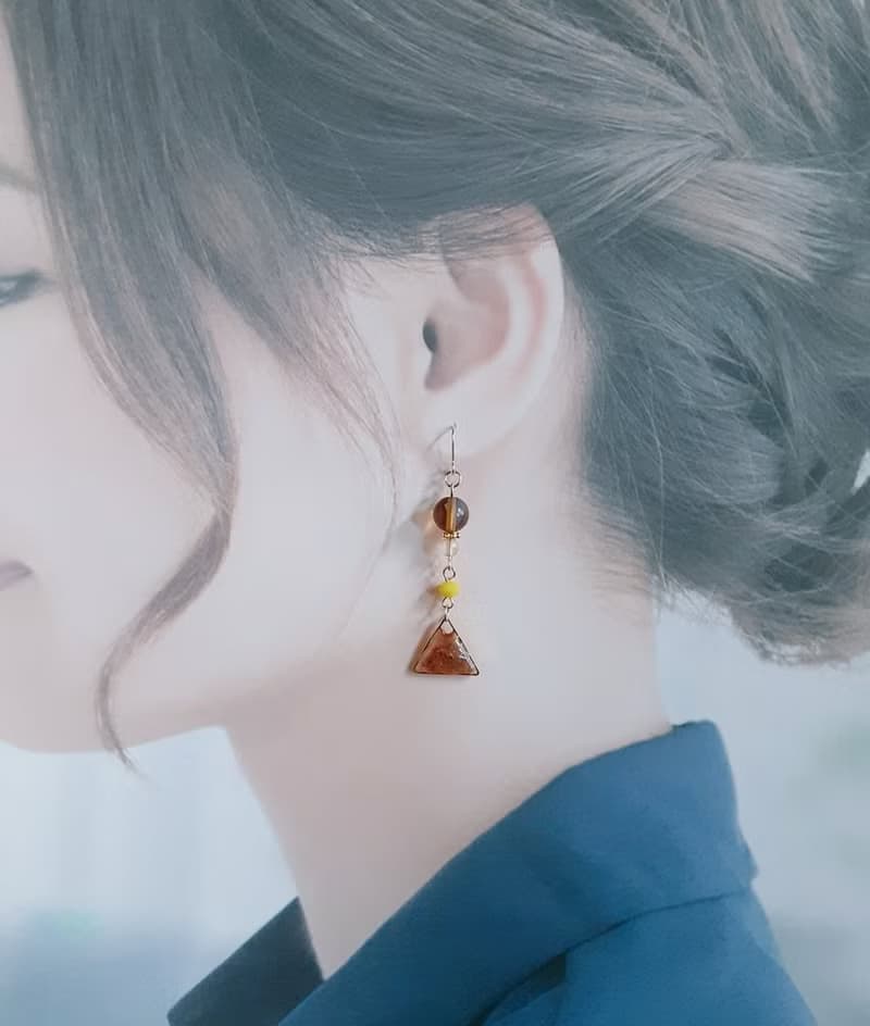 ルナフラッシュと三角レジンパーツのゆらゆら秋色ピアス トパーズ お洒落 軽い ギフト 秋 樹脂 生日禮物 アレルギー対応ピアスまたはイヤリングに変更可能