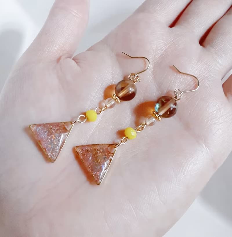 ルナフラッシュと三角レジンパーツのゆらゆら秋色ピアス トパーズ お洒落 軽い ギフト 秋 樹脂 生日禮物 アレルギー対応ピアスまたはイヤリングに変更可能