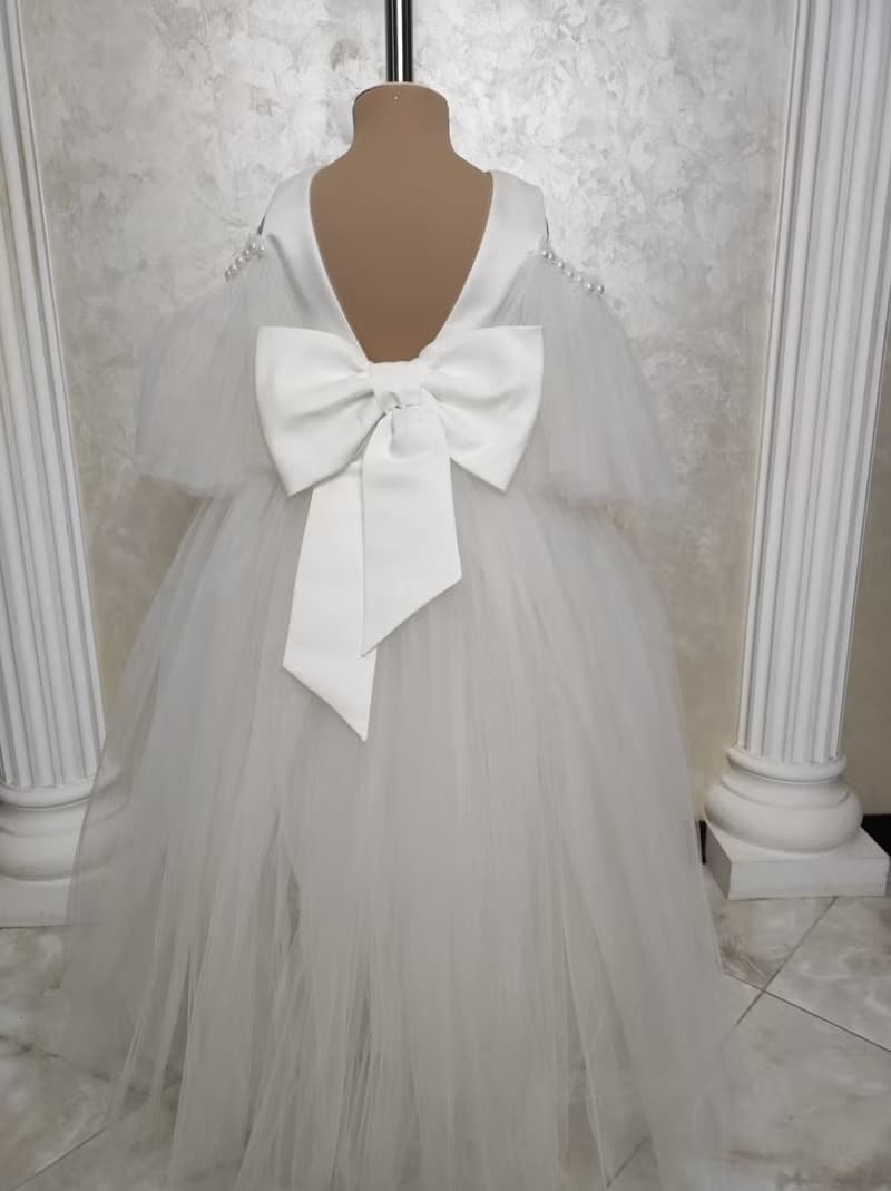 用於婚禮、生日、第一次聖餐、音樂會和其他場合的緞面花童禮服