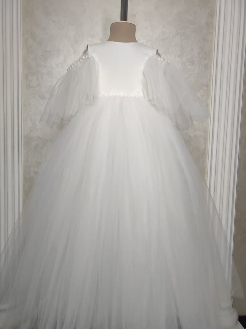 用於婚禮、生日、第一次聖餐、音樂會和其他場合的緞面花童禮服