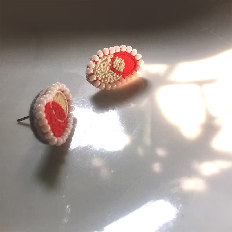 | 舊款出清5折 | 迷你手工刺繡珠珠耳飾一對 Summer Girl