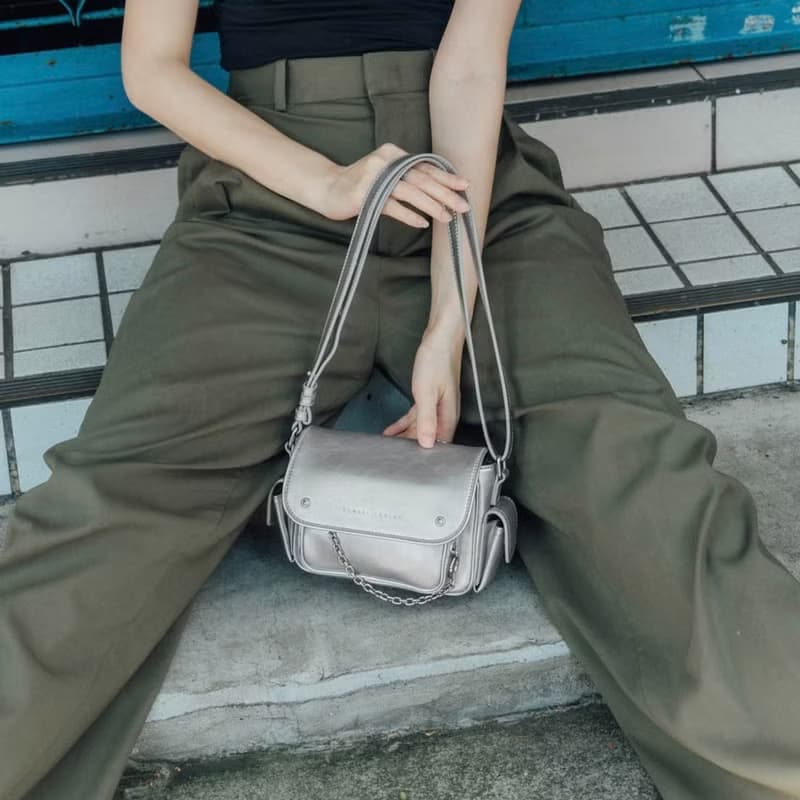 【新品上架】Moona皮革相機包 - 銀色 女裝真皮斜揹包 金屬色