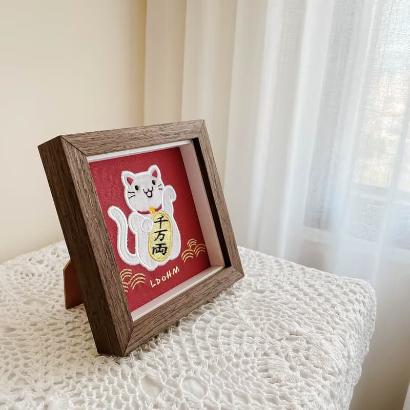 【招財貓】白貓 刺繡畫|實木框|招財納福 財源廣進