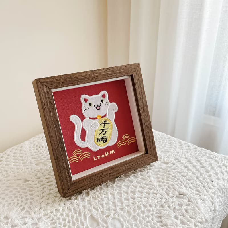【招財貓】白貓 刺繡畫|實木框|招財納福 財源廣進