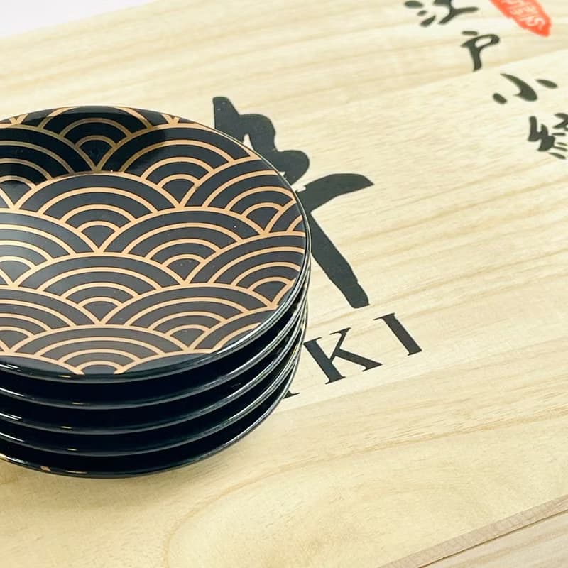 【送禮推薦】美濃燒西庵窯-江戶小紋手工小皿木盒禮盒(金紋亮黑)