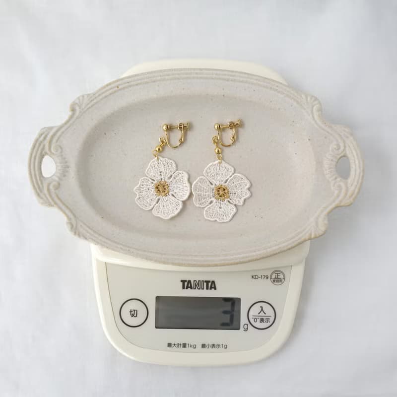ひなげし刺繍の耳飾り　エクリュ