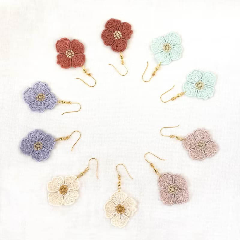 ひなげし刺繍の耳飾り　エクリュ