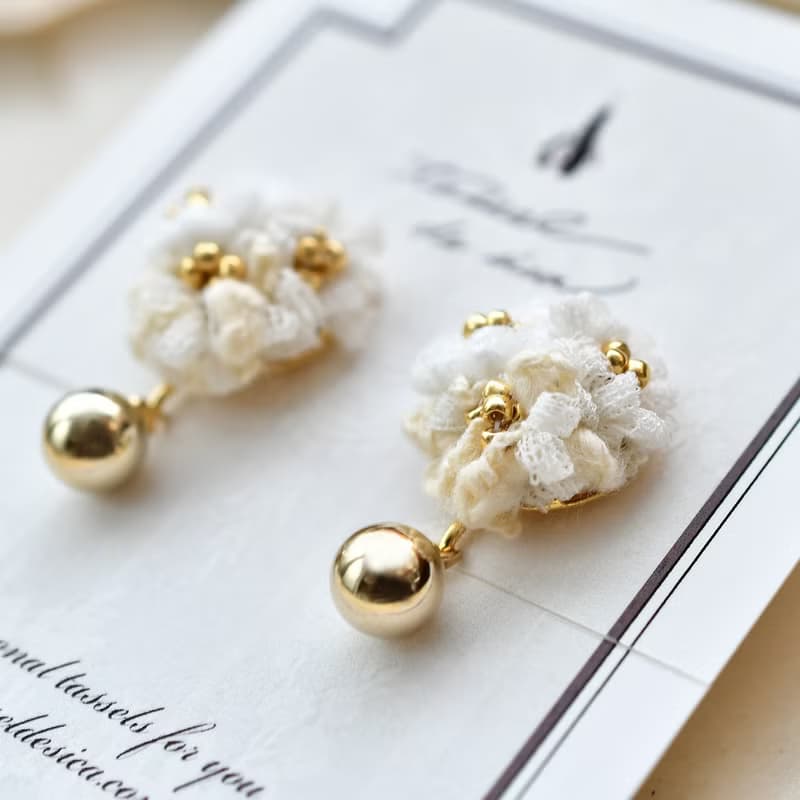 あじさいピアス・イヤリング/White