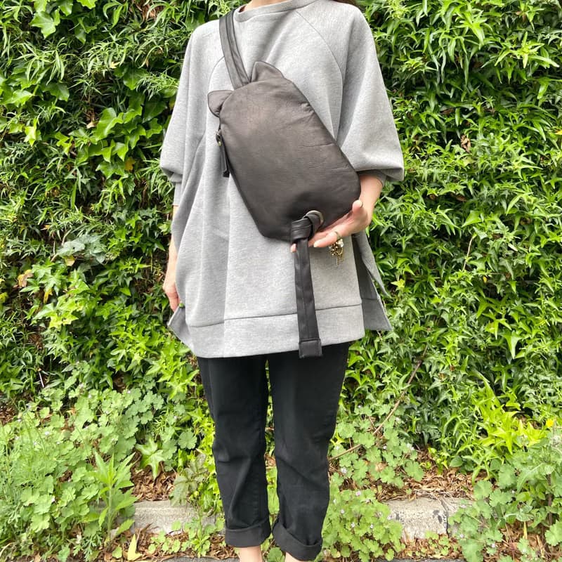 【Mサイズ】馬革　ブラック　ネコ　ボディバッグ　オプションにて名入れ可　ギフトにも