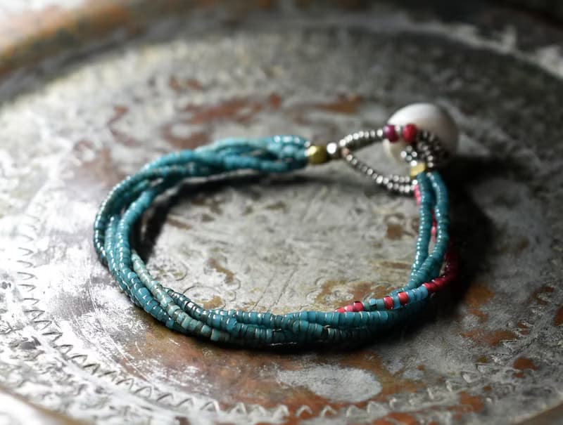 アンティークピーコックブルーシードビーズ、金赤ホワイトハーツの4連ブレス  貝ビーズ留め金