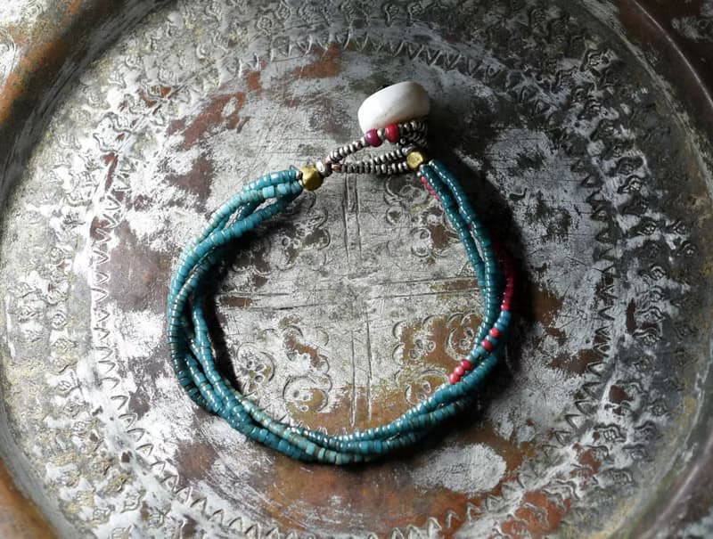 アンティークピーコックブルーシードビーズ、金赤ホワイトハーツの4連ブレス  貝ビーズ留め金