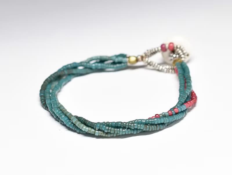 アンティークピーコックブルーシードビーズ、金赤ホワイトハーツの4連ブレス  貝ビーズ留め金