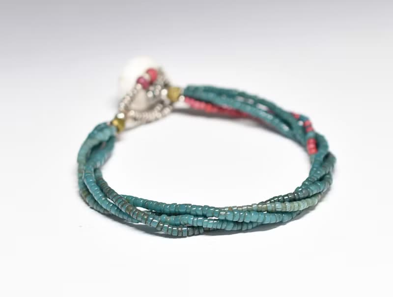 アンティークピーコックブルーシードビーズ、金赤ホワイトハーツの4連ブレス  貝ビーズ留め金