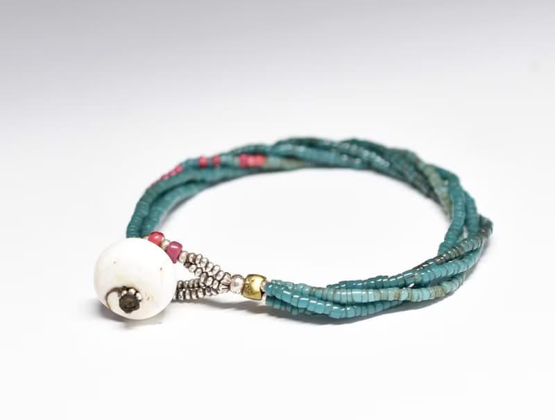 アンティークピーコックブルーシードビーズ、金赤ホワイトハーツの4連ブレス  貝ビーズ留め金