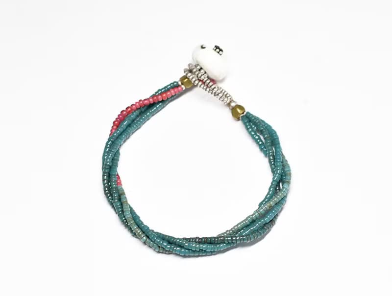 アンティークピーコックブルーシードビーズ、金赤ホワイトハーツの4連ブレス  貝ビーズ留め金