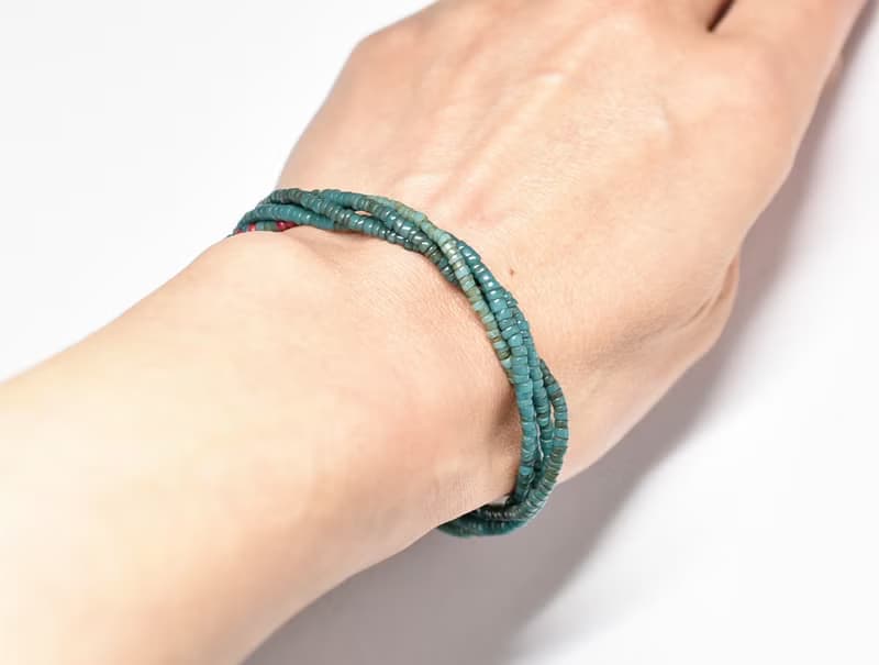 アンティークピーコックブルーシードビーズ、金赤ホワイトハーツの4連ブレス  貝ビーズ留め金