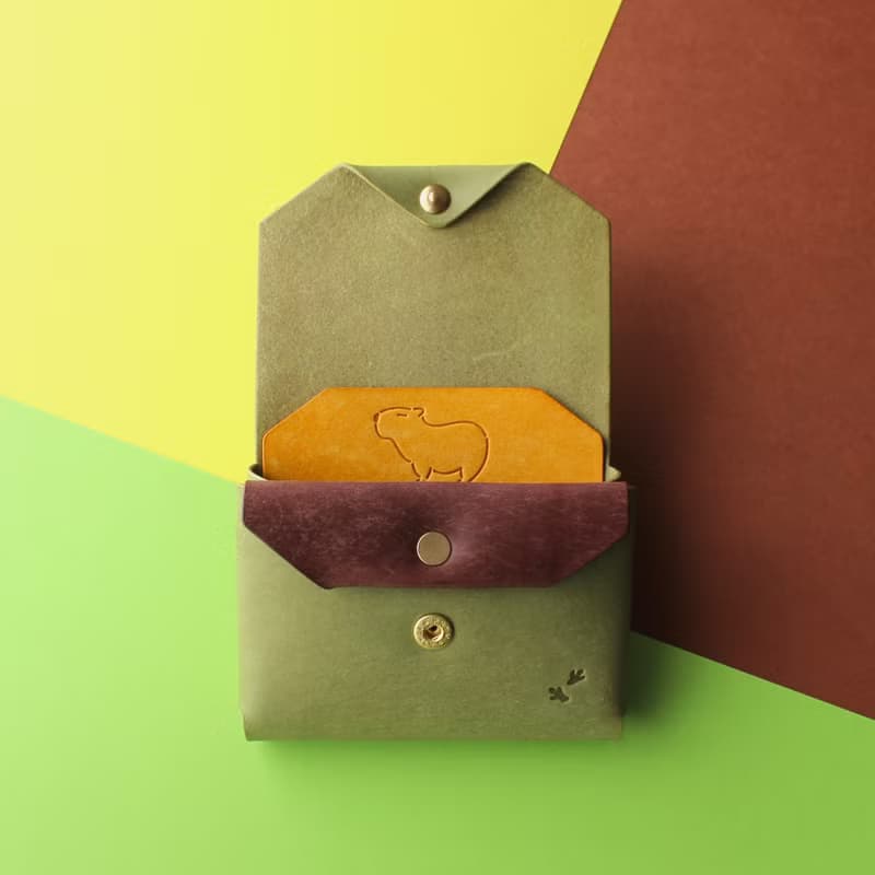 カピバラデザインのコンパクト財布　グリーン×ダークブラウン×イエロー  皮夾 牛皮 皮革 錢包 銀包 手作
