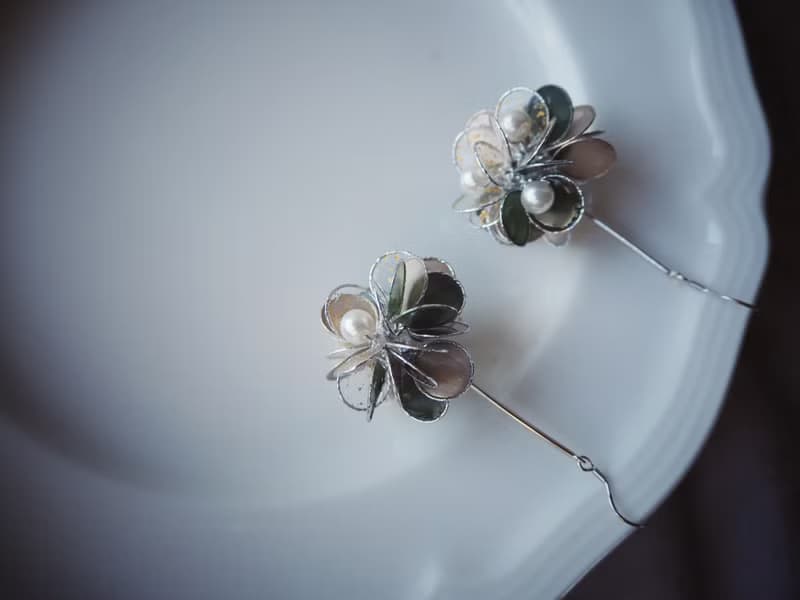 金枝玉葉 綠金 花球垂墜式樹脂耳環