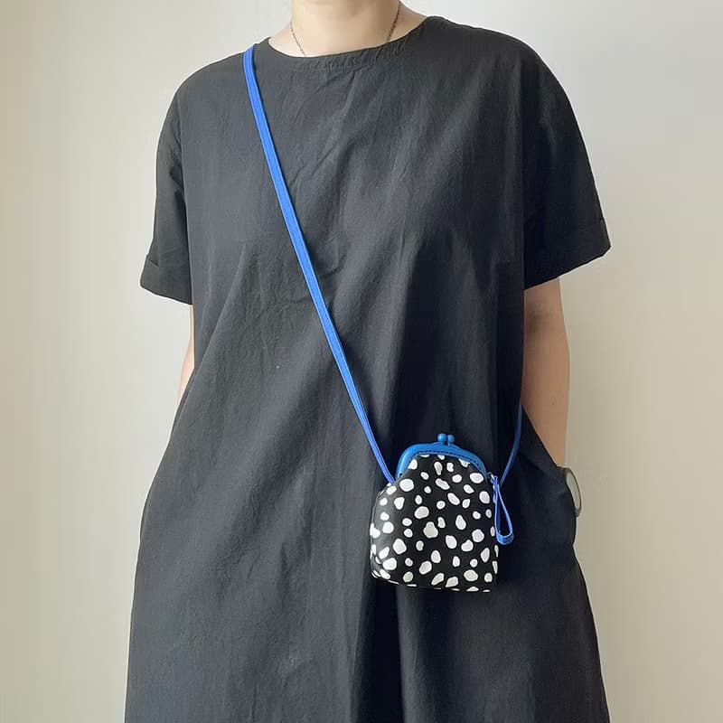 時尚感大麥町紋塑膠口金迷你斜揹包/零錢包/黑/白