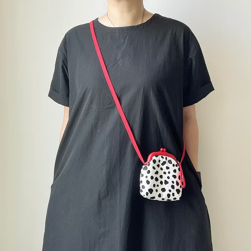 時尚感大麥町紋塑膠口金迷你斜揹包/零錢包/黑/白