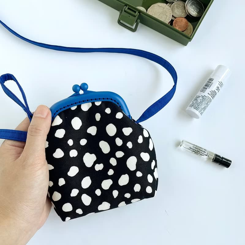 時尚感大麥町紋塑膠口金迷你斜揹包/零錢包/黑/白