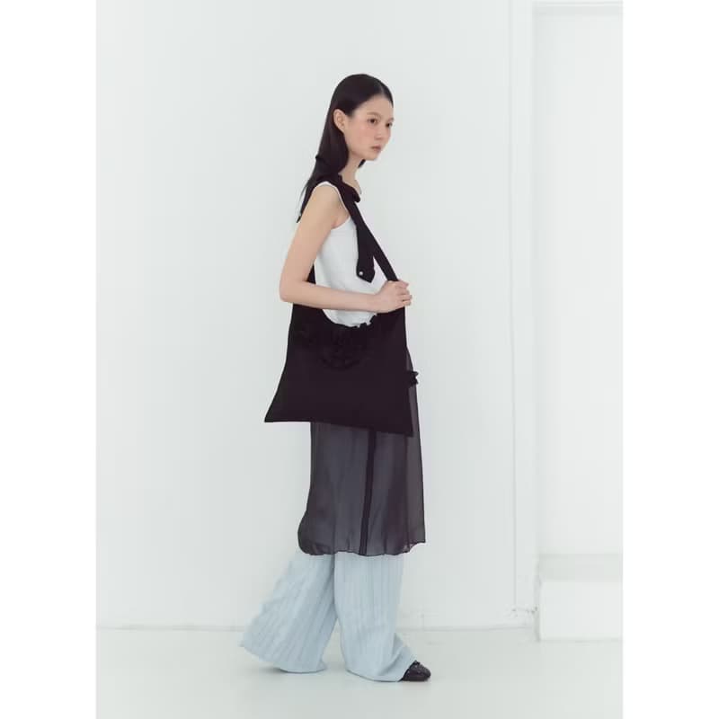 BLACK FLOWER HOBO CROSS BAG
