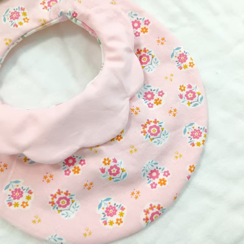 粉紅小花束。不壓邊圍兜 (可繡名字)