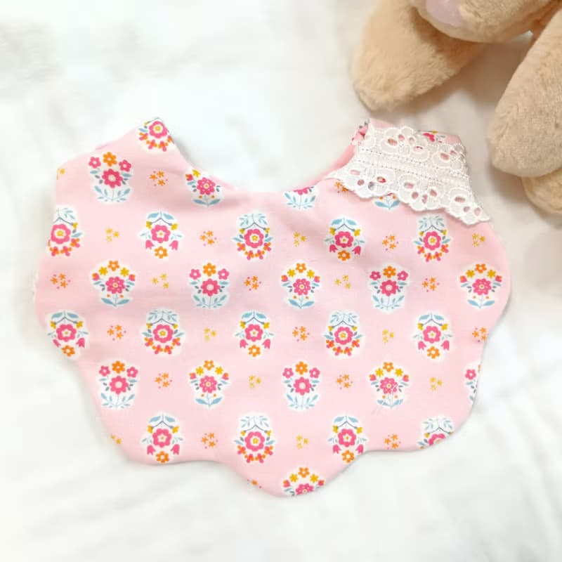 粉紅小花束。不壓邊圍兜 (可繡名字)