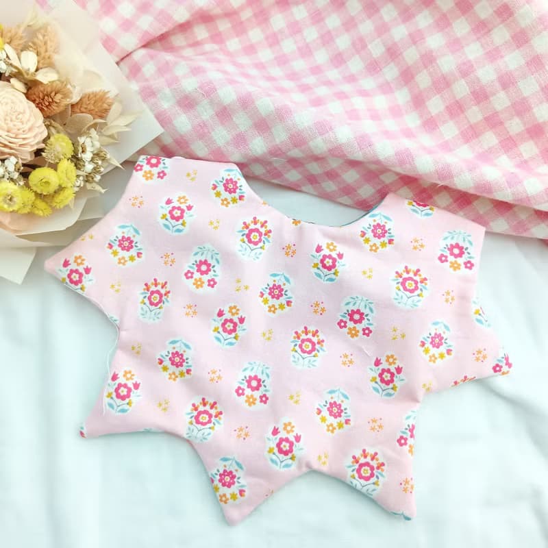 粉紅小花束。不壓邊圍兜 (可繡名字)