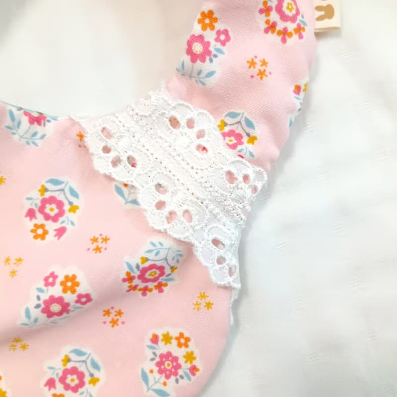 粉紅小花束。不壓邊圍兜 (可繡名字)