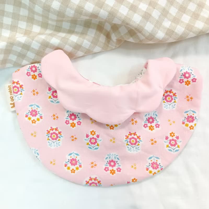 粉紅小花束。不壓邊圍兜 (可繡名字)